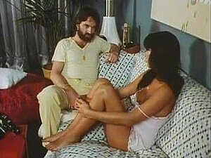 Experimente la pasión cruda del porno alemán vintage mientras