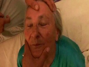 Abuela vieja y gordita se folla a dos tipos