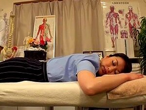 Déjate seducir por el masaje de una cautivadora MILF japonesa por un