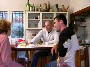 Vieja madura francesa ofrece su culo