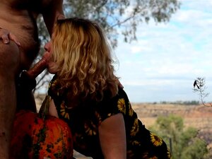 Madura rubia de cabello rizado chupa una gran polla blanca