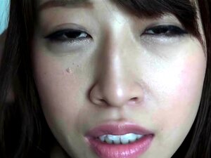 Una chica japonesa seductora con grandes tetas se enfrenta a dos