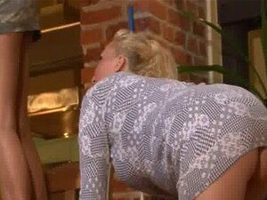 Mamá caliente seduce a la novia de su hijastro