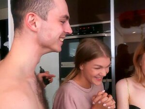 Как создаются групповые порно сцены.