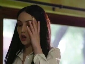 La hermosa jefa MILF Karma RX se juega a sí misma y se come el coño