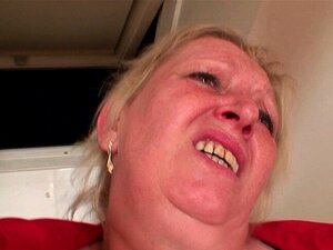 Abuela vieja ofrece su coño como pago. La abuela vieja ofrece su