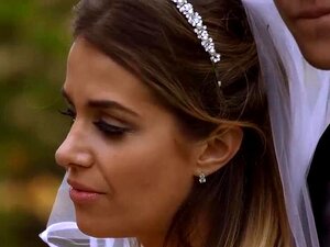 La MILF tetona Emma Leigh inicia a Misha Cross en un trío en un video