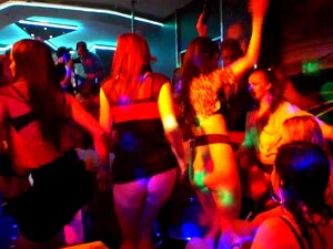 Chicas lujuriosas del club follando en público