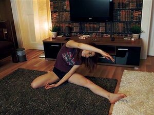 Inocente dulce Cutie traga y escupe semen Sexo romántico. Inocente