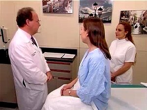 un episodio de examen real de una mujer de edad rizada,