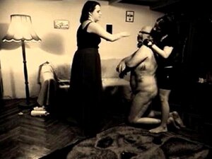 Transexo de esclavo doméstico retro. Transexual de esclavo doméstico