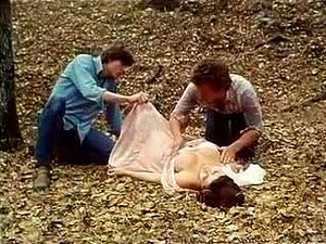 Grabación de amateur cachonda con escenas de Outdoor y Doggy Style
