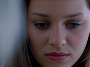 Marion Cotillard desnuda en Chloe (1996)