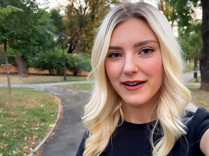 Hombre al Azar Me Folla en un Bar de Deportes y se Corre en Mi Cara