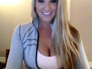Chica rubia caliente de webcam desnudándose