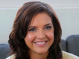 Observa cómo las aficionadas pasan por un casting en un cómodo sofá