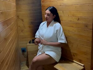 ME FOLLO A LA VECINA CUANDO LA ENCUENTRO MASTURBANDOSE EN EL SAUNA