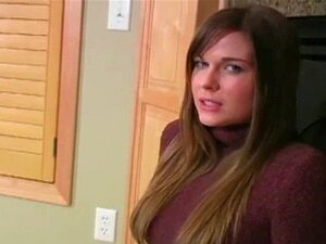 Coño peludo en mallas negras. Un ángel delgado presume un coño