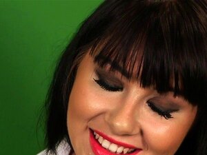 Jefa cfnm tetona. La linda jefa cfnm tetona juzga a la empleada