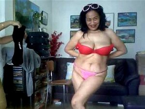 DAMA MADURA TAILANDESA MOSTRANDO SUS GRANDES TETAS Y CHUPANDO PLÁTANO