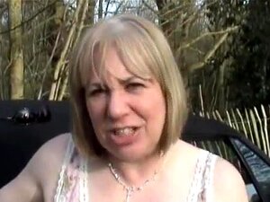 meando en la carretera,