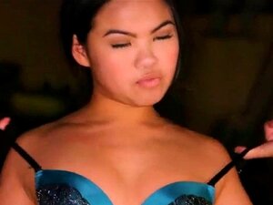Chica asiática hablando sucio y follando en POV