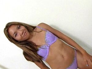 La fresca keeani lei posa desnuda frente a la cámara. La maravillosa