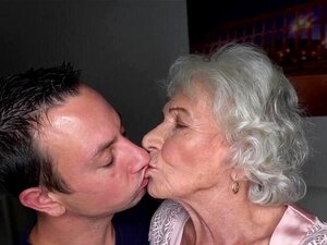 Vieja puta se perfora su coño peludo