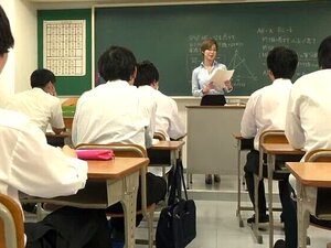 Una maestra casada que se moja 10 veces en una clase de semen que no