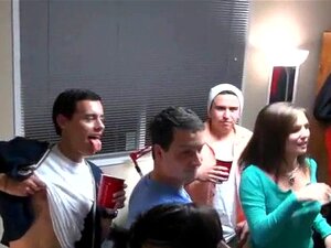 Orgía cruda y salvaje. Tipos afortunados penetran diferentes coños