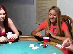 Strip poker para zorras universitarias en su dormitorio