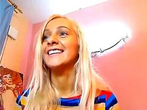 Una rubia adolescente se masturba el culo y el coño. Una hermosa