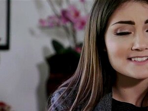 ¡La pelea de hermanastras lleva a una follada en la oficina del