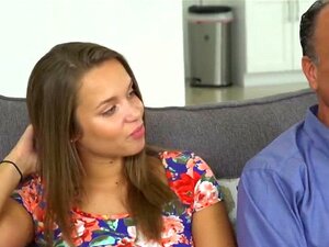 La morena linda Liza monta la erección de un viejo en el dormitorio