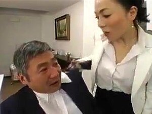 ¿Nombre de la estrella porno asiática JAV Femdom Boss?,