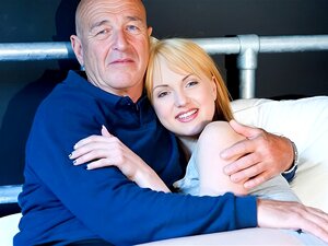 Descubre esta fantasía erótica de una prometedor rubia que cumple