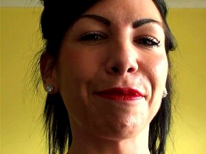 Meando, el sumiso del Reino Unido se monta en el baño y mea