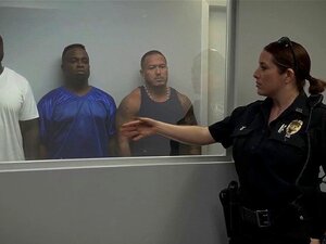 Policías dominantes quieren verga de sospechosos negros. Policías
