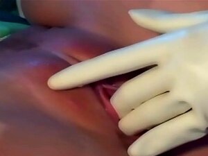 Rubia cuida en uniformes de látex, medias y guantes en un trío