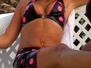 Mujer madura hace una paja con los pies muy sexy