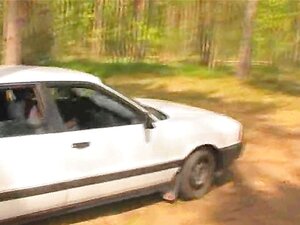 Increíble trío de chicas en el coche