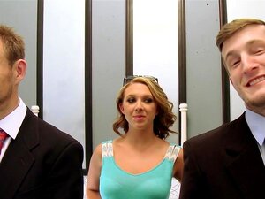 Brazzers - Brooke Wylde se mete dos pollas en el ascensor