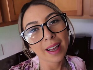 Madrastra morena nerd entintada con grandes tetas es follada por