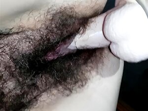 Madura con un gran juguete de arbusto peludo