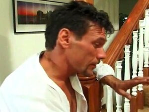 Treesome cornudo - sexo en las escaleras