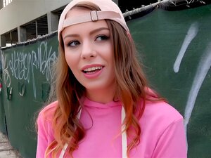 Tímida morena Alex Blake con gorra fue detenida por un extraño para