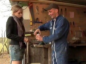 Esta rubia muy sexy va a calentar a nuestro trabajador, que