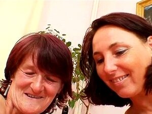 Abuela peluda y peluda se pone lesbiana con una joven naturalmente bi