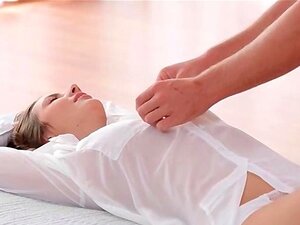 Sirena sexual rubia linda disfrutando de un masaje erótico de tetas