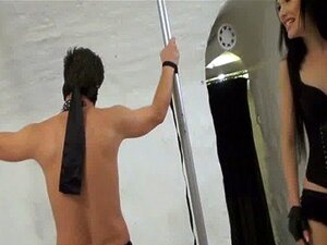 Sueca Azzara azota en serio al tipo